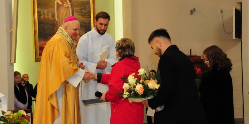 Pani Dyrektor Ewa Barszcz dziękuje Biskupowie na odprawienie mszy św.